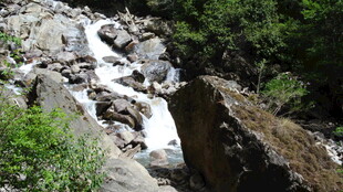 山间溪流瀑布景观