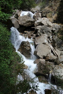 山间溪流穿石而过