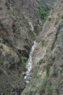 峡谷间的潺潺溪流