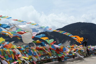 五彩经幡装点美丽高原