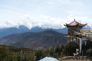雪山旁的中式亭阁景观