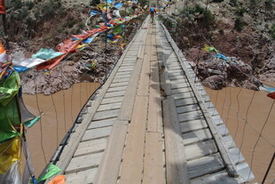 横跨河流的木质祈福吊桥