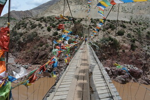 藏区河谷上的经幡吊桥