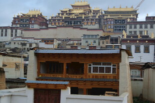 布达拉宫旁的传统藏式建筑