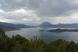 云雾缭绕的山水美景