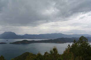 云雾笼罩下的山水景致