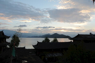 湖畔古建筑的绝美黄昏