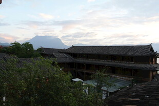 古村落屋顶的黄昏景致