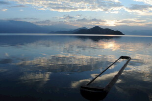 夕阳下湖面的静谧船桨