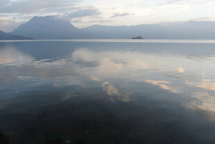 湖面倒映天空美景如画