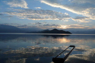 湖畔黄昏小船静谧美景