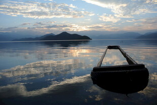 湖畔夕阳下的复古手提包