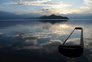 湖面静谧小船映霞光