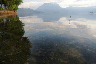 宁静湖面倒映山水美景