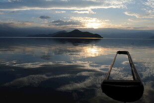 湖畔日落小船静谧美景