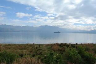 湖畔风光 远山近草映蓝天
