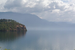 宁静湖畔的山水景致