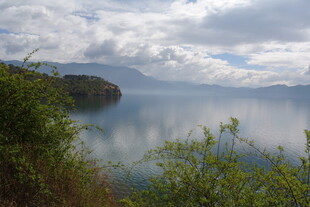 湖畔风光 山水相映成趣