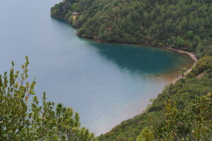 青山环抱的静谧蓝色湖泊