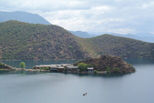 山水相依的静谧湖中小岛