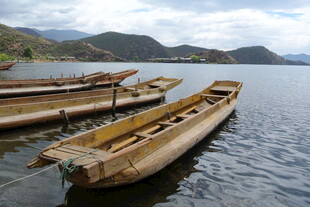 湖畔停泊的古朴木舟