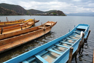 湖畔多彩木船静泊