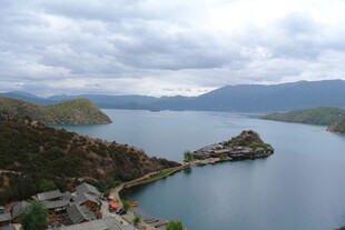 湖畔美景 山水相依如画