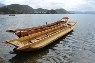 水面上的几艘古朴木船