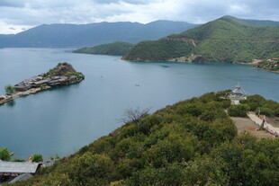 湖光山色中的翠绿岛屿