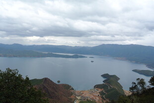 湖光山色间的美丽景致