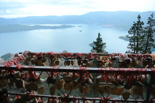 湖畔祈福牌 寄托美好心愿