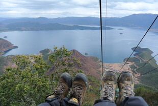 俯瞰湖景的徒步者视角