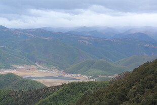 山峦间的开阔谷地景观
