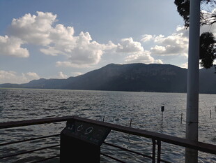 湖畔风景 远山近水伴云影