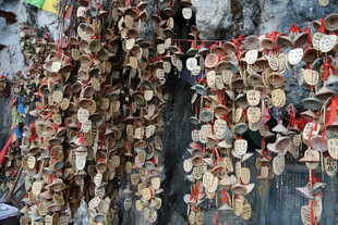 挂满爱心锁的浪漫桥景