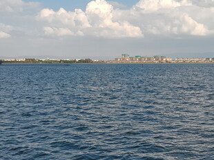 广阔海面与远处建筑景观