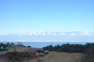 海边风景 远处山峦与蓝天