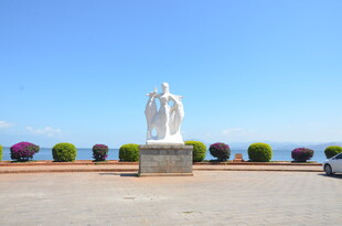 海边的双人雕像