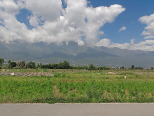 田野风光与远处山峦