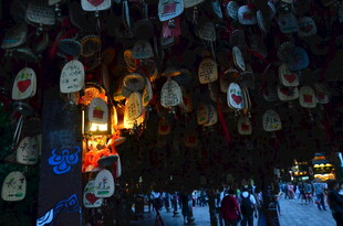 夜晚祈福牌下的热闹场景