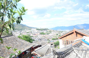 古村落屋顶上的山水风光