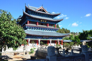 中式古建楼阁 绿树环绕