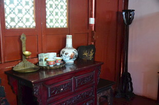 中式古典家具与瓷器摆件