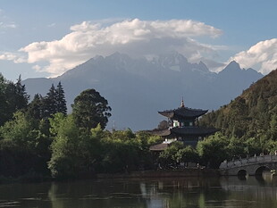 湖畔青山间的中式古建筑