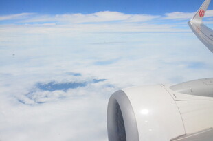 机窗外的云海与飞机引擎