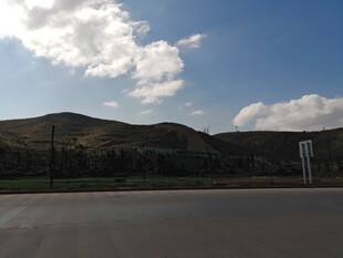 公路旁的蓝天青山景色