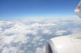 飞机窗外的云海美景