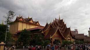 泰国庙宇前人潮涌动