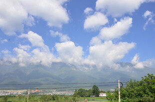 蓝天白云下的山野风光