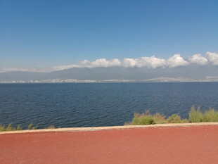 湖畔美景 蓝天碧水相映